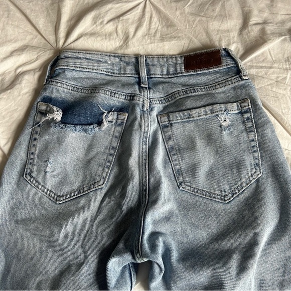 Hollister Curvy High-Rise Mom Jeans Faded Blue - Picture 2 of 6